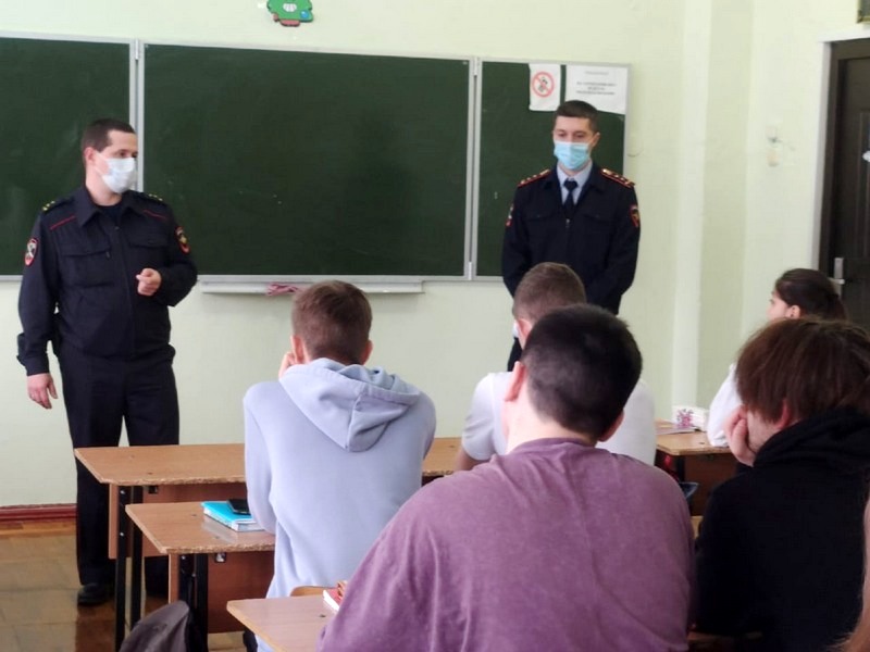 В Апанасенковском округе  сотрудники полиции провели в школах уроки профориентации.