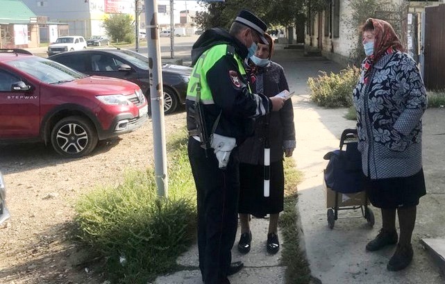 В Апанасенковском округе автоинспекторы и представители Общественного совета провели акцию «Стоп - мошенник!».