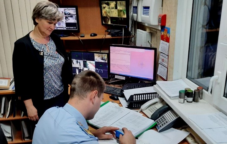 В Апанасенковском округе представители Общественного совета проверили работу дежурной части.