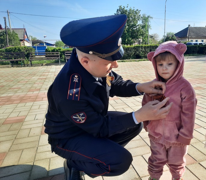 В Апанасенковском округе полицейские присоединились к  Всероссийской  акции «Георгиевская ленточка».