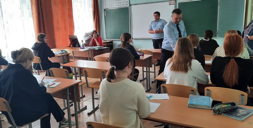 В Апанасенковском округе сотрудники полиции организовали для школьников урок финансовой грамотности.